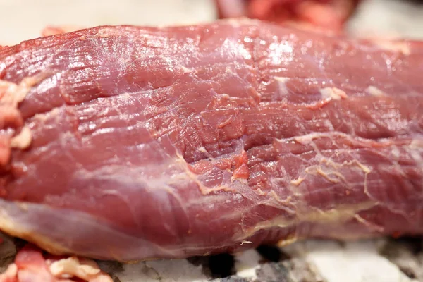 新鮮な肉はテーブルの上にありますクローズアップ — ストック写真