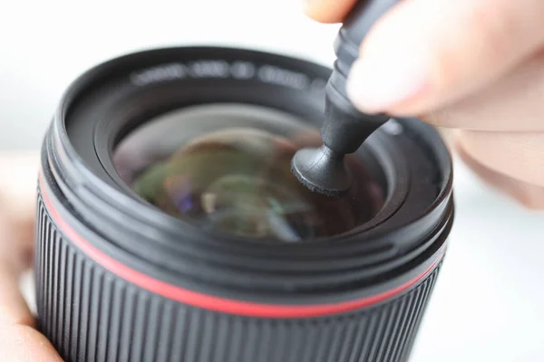 Fotograf serwuje obiektyw w obiektywie aparatu z ołówkiem czyszczącym — Zdjęcie stockowe