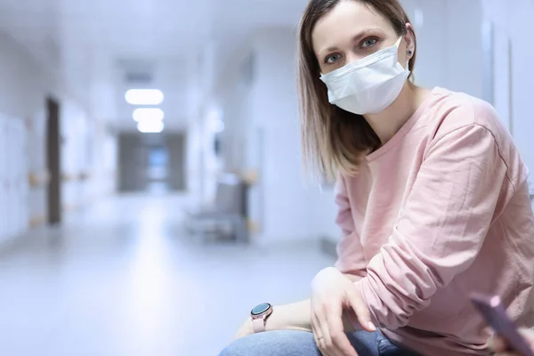 Retrato de mulher em máscara médica protetora no corredor do hospital t — Fotografia de Stock