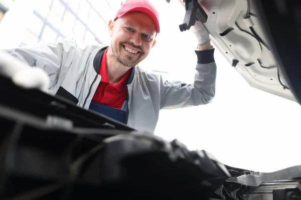 Hombre reparador mirando debajo de la capucha del coche — Foto de Stock