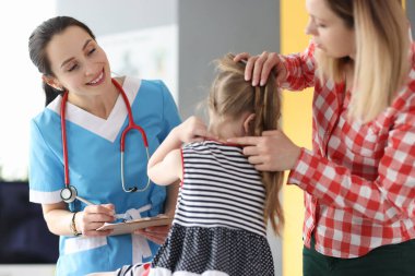 Küçük kız ve anne boynu ağrıyan doktorları gösteriyor.