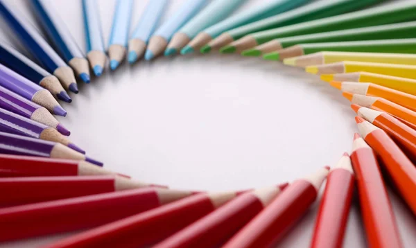 円の形をした多数の多色の鉛筆が閉じる — ストック写真