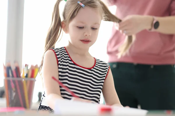 鉛筆で描く少女。母毛編み子髪 — ストック写真