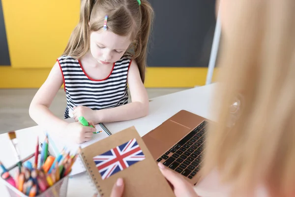 Κοριτσάκι που κάθεται στο laptop με αγγλικά βιβλία — Φωτογραφία Αρχείου