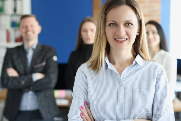 Porträtt av ung framgångsrik affärskvinna på bakgrund av kollegor — Stockfoto