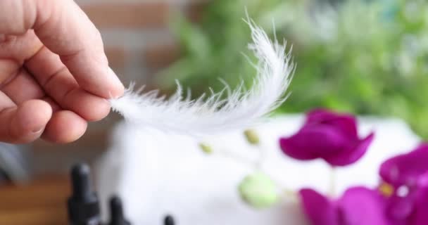 Mâle main jetant plume à oiseau dans spa 4k film — Video