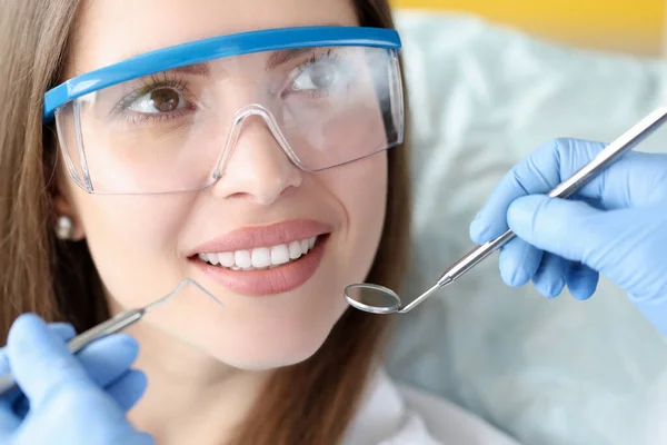 Belleza sonriente mujer en dentista oficina visita retrato — Foto de Stock