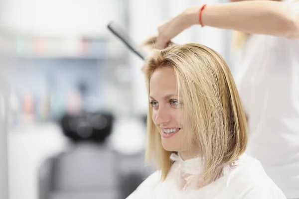 Cabeleireiro fazendo bob corte de cabelo no salão de beleza — Fotografia de Stock
