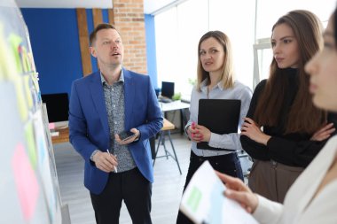 Bölüm başkanı, çalışanlarla istatistik ve analiz raporları yürütür