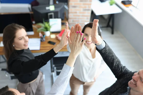 La gente de negocios felizmente se dan cinco en la oficina —  Fotos de Stock