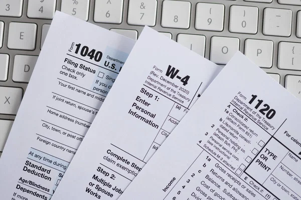 Doklady daňového formuláře ležící na klávesnici počítače detailně — Stock fotografie