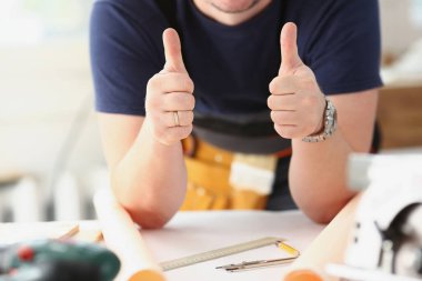 Erkek müteahhit silueti baş parmak işareti gösteriyor.