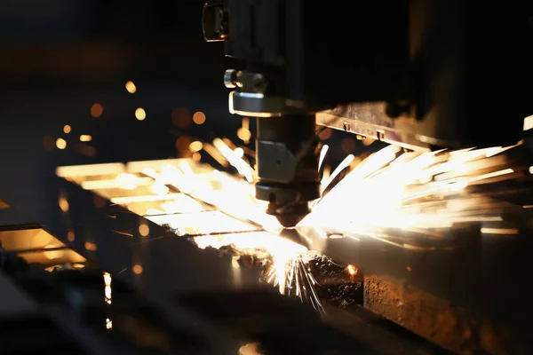 Laserskärning av metall i modern industriteknik — Stockfoto