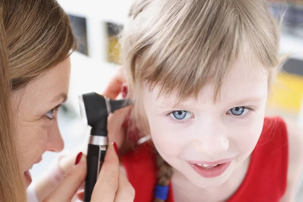 Ärztin untersucht Ohr von kleinem Mädchen — Stockfoto