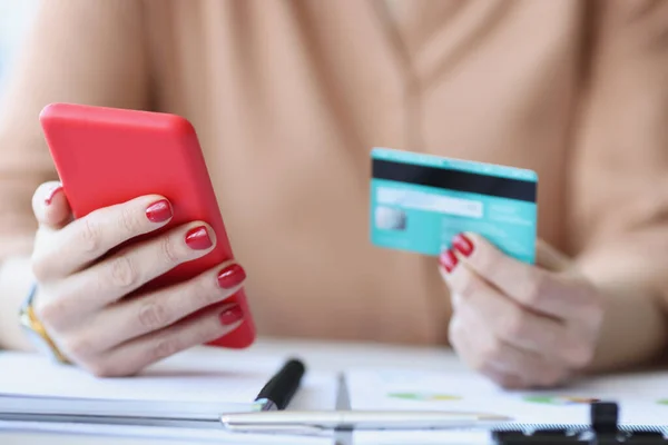 Kadınların elinde plastik kredi kartı ve akıllı telefon. — Stok fotoğraf
