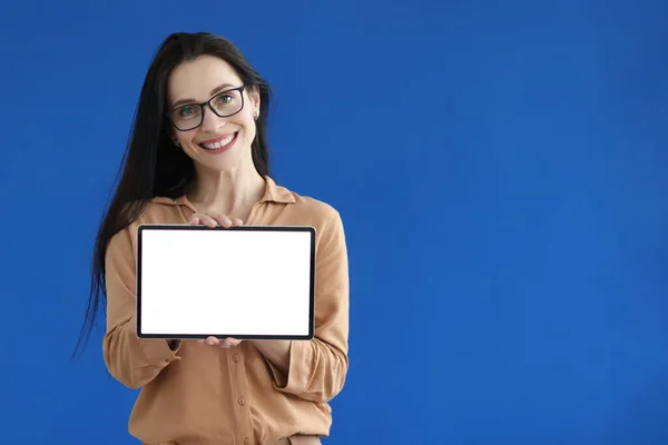 Donna con occhiali che tiene in mano tablet digitale con schermo bianco — Foto Stock