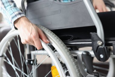 Tekerlekli sandalyede oturan engelli bir kadın.