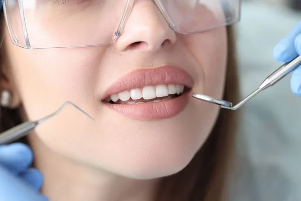 Portret van vrouw met witte mooie tanden bij tandarts afspraak — Stockfoto