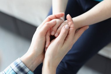 Kadın ve çocuk elleri birbirine kenetlendi.