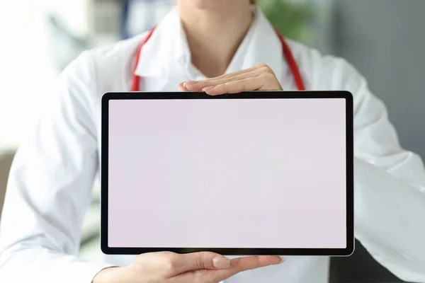 La doctora sostiene el comprimido con pantalla blanca — Foto de Stock