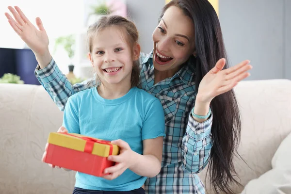 Vrouw en meisje verheugen zich op verrassing in geschenkdoos — Stockfoto
