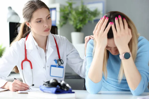 Dokter kalmeert een overstuur vrouw na medisch onderzoek — Stockfoto