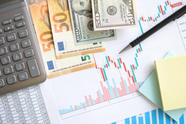 Para ve hesap makinesi dosya kapatma ile dokümanların üzerinde yatıyor