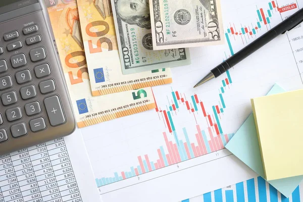 Para ve hesap makinesi dosya kapatma ile dokümanların üzerinde yatıyor