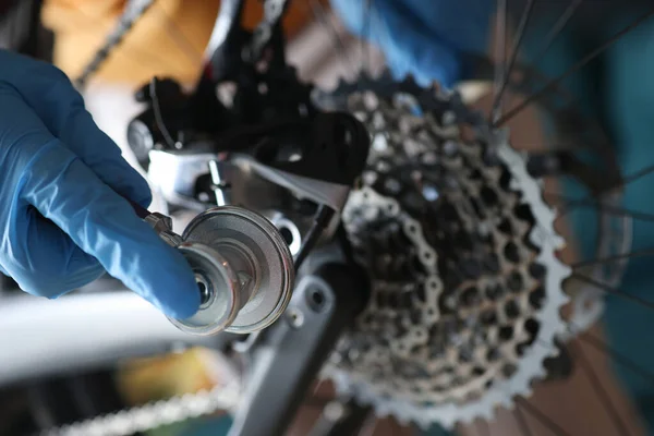 Capataz em luvas colocando estetoscópio em bicicleta quebrada closeup — Fotografia de Stock