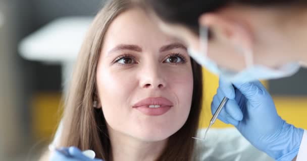 年轻女性病人4k片牙科医生检查牙齿 — 图库视频影像