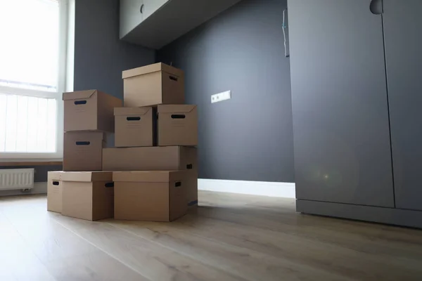 Kartonnen dozen zijn in de kamer. Diensten van logistieke bedrijven en vrachtvervoer — Stockfoto