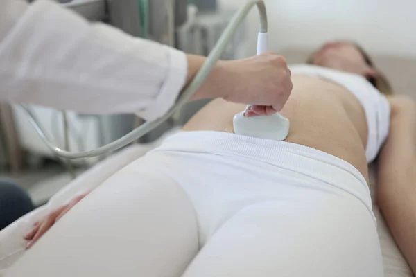 医者は胎児の超音波スキャンを患者の近くに行って — ストック写真