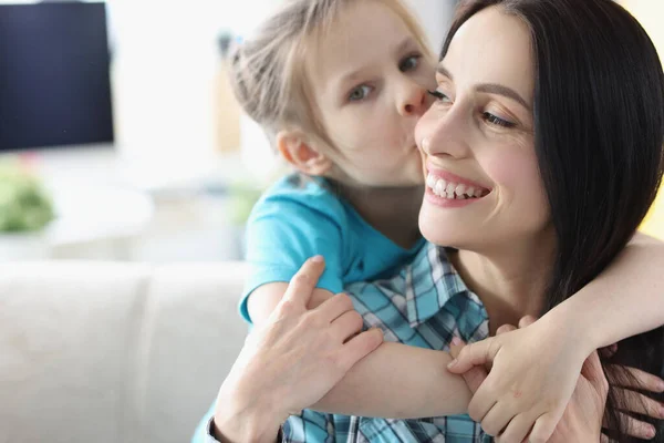 Niña besando sonriente mamá en casa —  Fotos de Stock