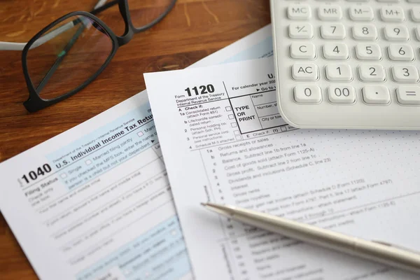 Formuláře daně s kalkulačkou a perem ležícím na detailu tabulky — Stock fotografie