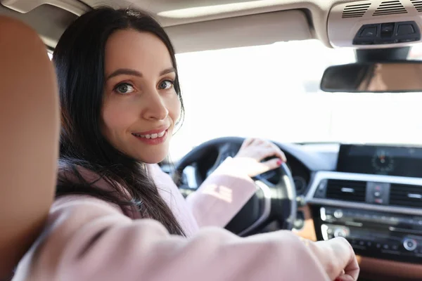 Porträt einer lächelnden Autofahrerin im Autosalon — Stockfoto