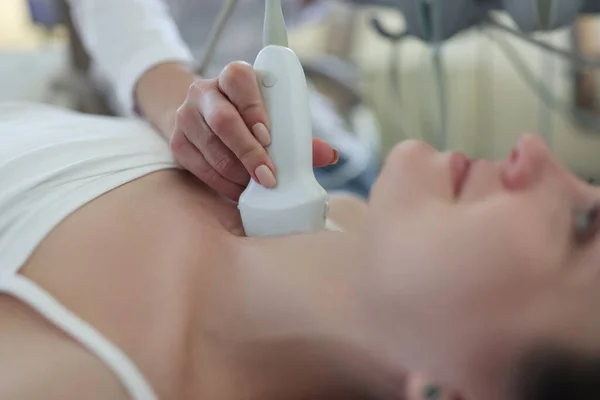 Lékař provádí ultrazvukové vyšetření štítné žlázy pacienta — Stock fotografie