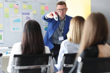 İş koçu, iş hayatında hızlı bir başlangıç için eğitim sunuyor