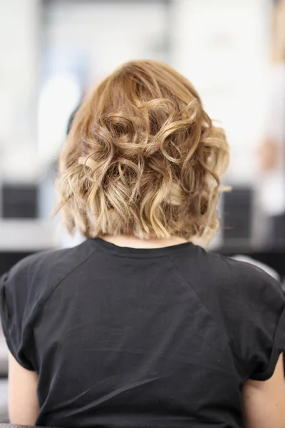 Nuovo taglio di capelli con capelli arricciati donna vista posteriore — Foto Stock
