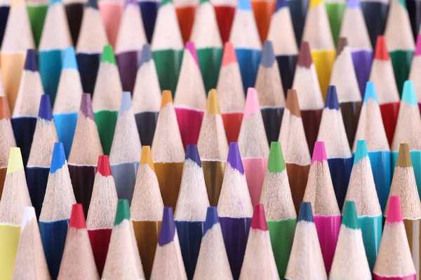 多くの鋭い多色の木製の鉛筆のクローズアップ背景 — ストック写真