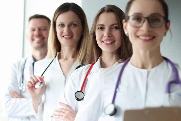 Gruppe von Ärzten mit Stethoskopen um den Hals steht in Klinik — Stockfoto