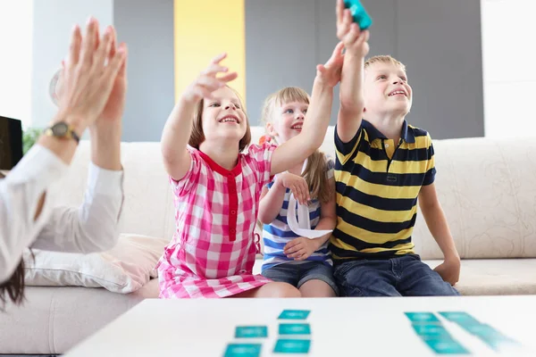 Gry Radosny szczęśliwy dzieci grać w domu pokładzie gry — Zdjęcie stockowe