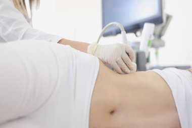 Doktor iç organların ultrason muayenesi yapıyor.