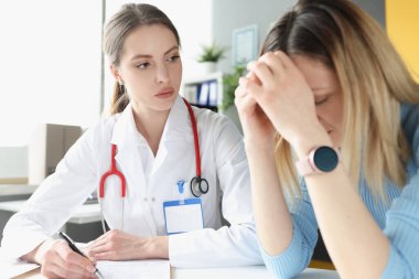 Doktor randevusunda üzgün ve depresif bir kadın.