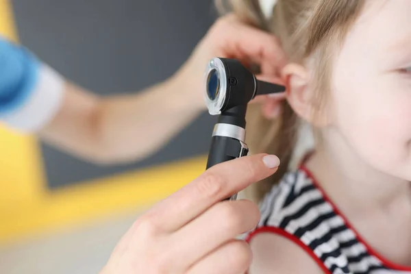 Arzt untersucht Trommelfell von kleinem Mädchen — Stockfoto