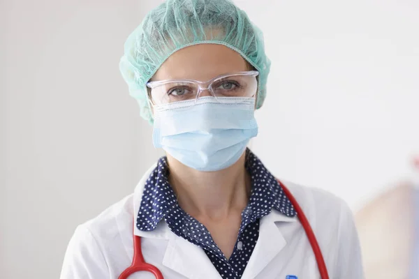 Koruyucu tıbbi maske ve gözlüklü kadın doktor portresi. — Stok fotoğraf