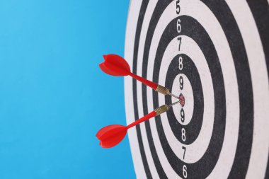 Oyun mavi arkaplanda dart ile ortada dartlar.