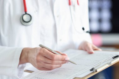 Doktor hasta kalbinin kardiyogramının şifresini çözmeye çalışıyor.