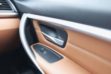 Lüks arabada araba kolu ve pencere açma düğmesi.