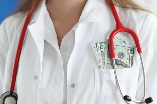 Dottore in camice bianco ha contanti in tasca petto — Foto Stock