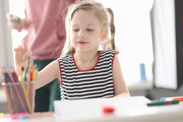 Menina tira o lápis para desenhar — Fotografia de Stock